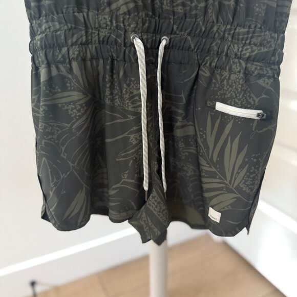 Vuori Clementine Romper Oregano Rainforest Size Medium - Picture 8 of 10